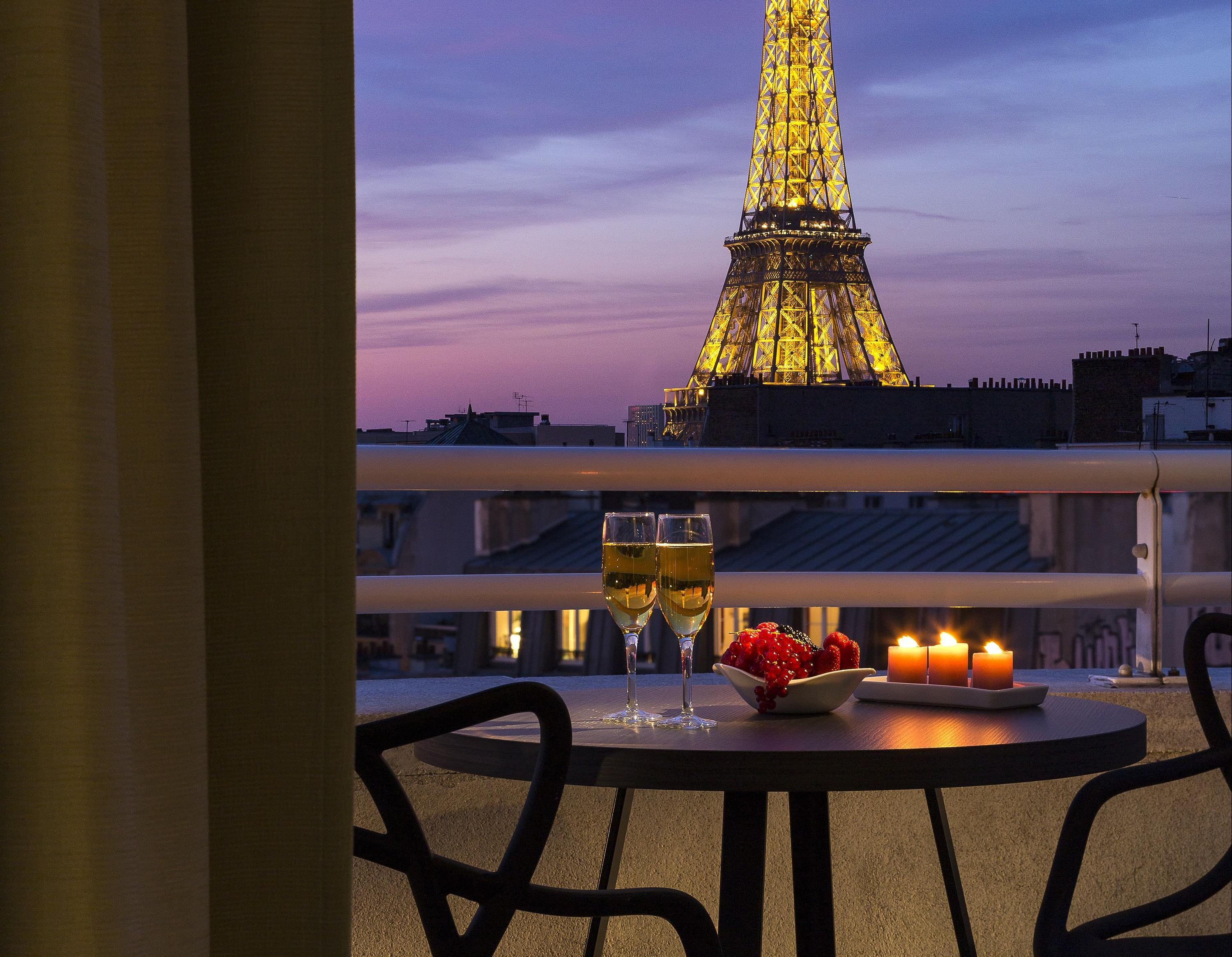 tv pequeña en la pared - Picture of Hotel Eiffel XV, Paris - Tripadvisor